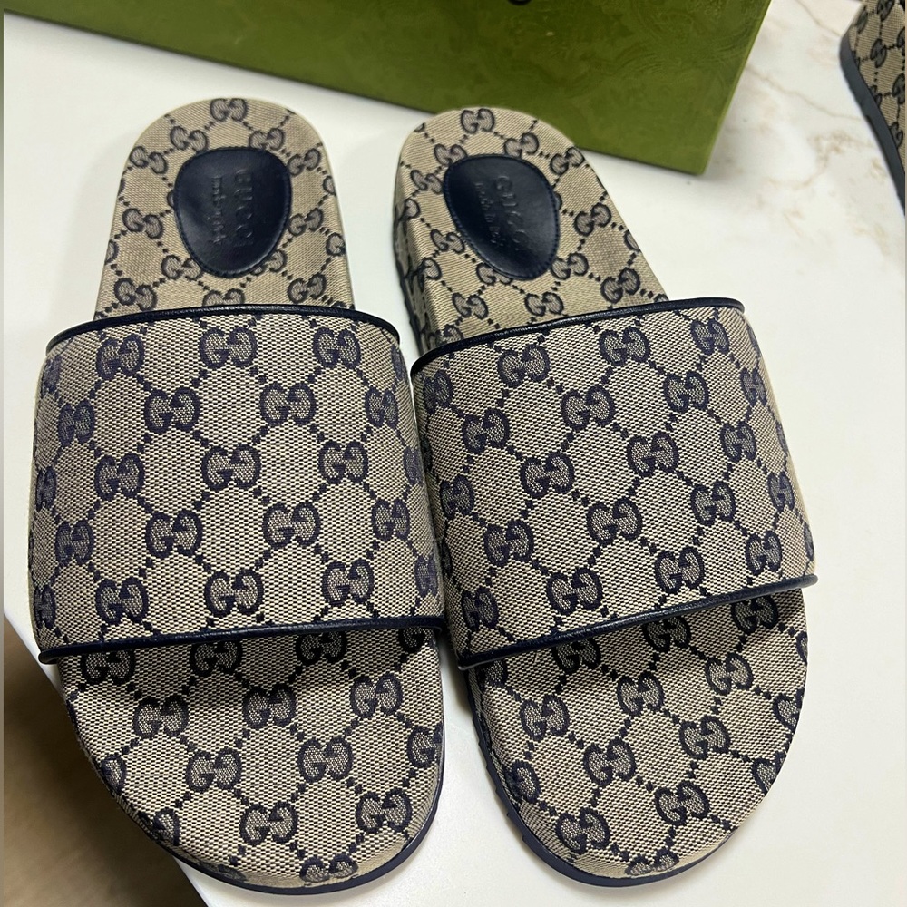 Gucci Size 10 - Blue/ Beige Slides
